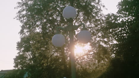 Antiker-Straßenlaternenmast-In-Lewisburg,-Pennsylvania,-Nach-Rechts-Schieben