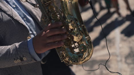 Primer-Plano-De-Las-Manos-Del-Músico-Tocando-El-Saxofón.