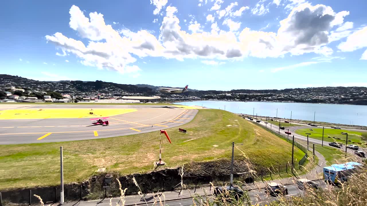 낮에 공항 활주로에 도착하고 착륙하는 비행기