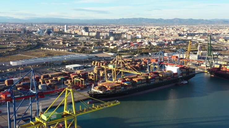 puerto de valencia barco de carga gigante descargando contenedores españa vista aérea puesta de sol