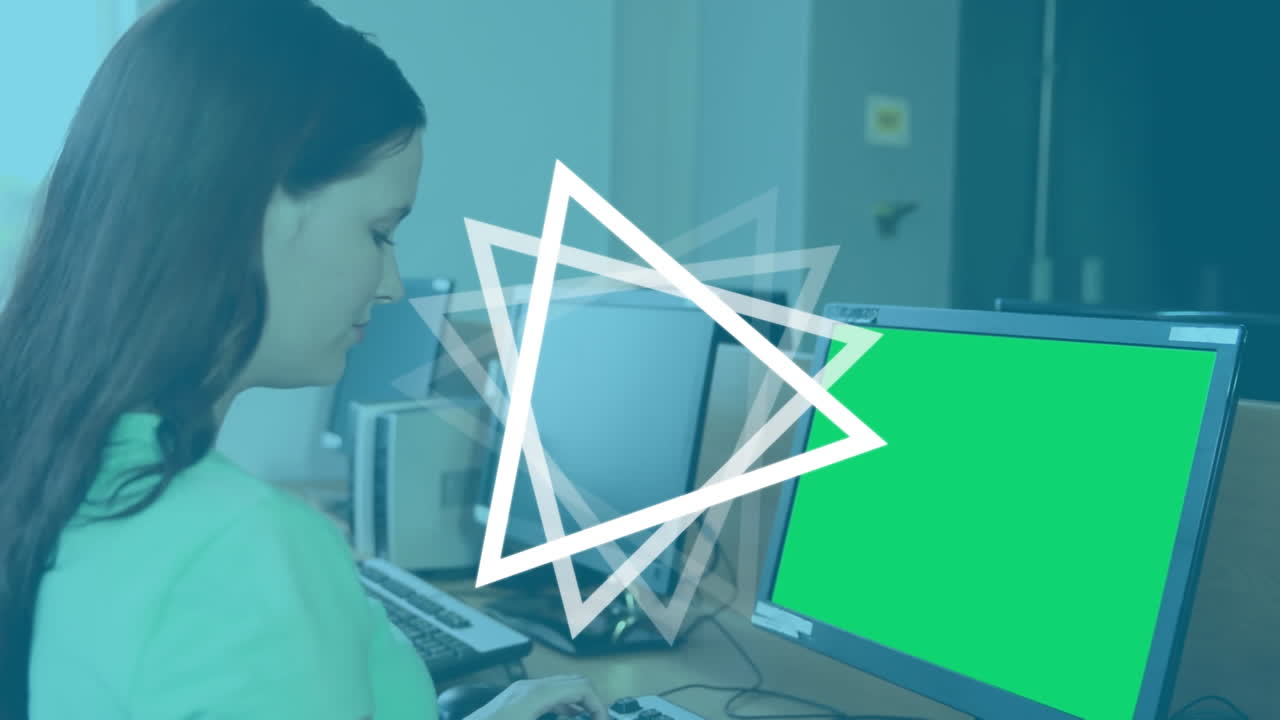 animación de triángulos girando sobre una estudiante usando una computadora con pantalla verde