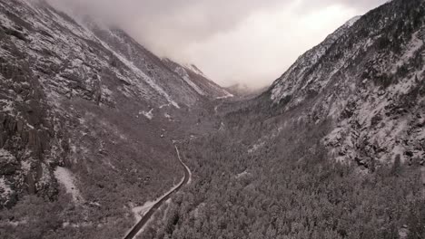 Vista-Aérea-De-La-Tormenta-De-Nieve-De-La-Carretera-A-Través-Del-Cañón-En-Utah