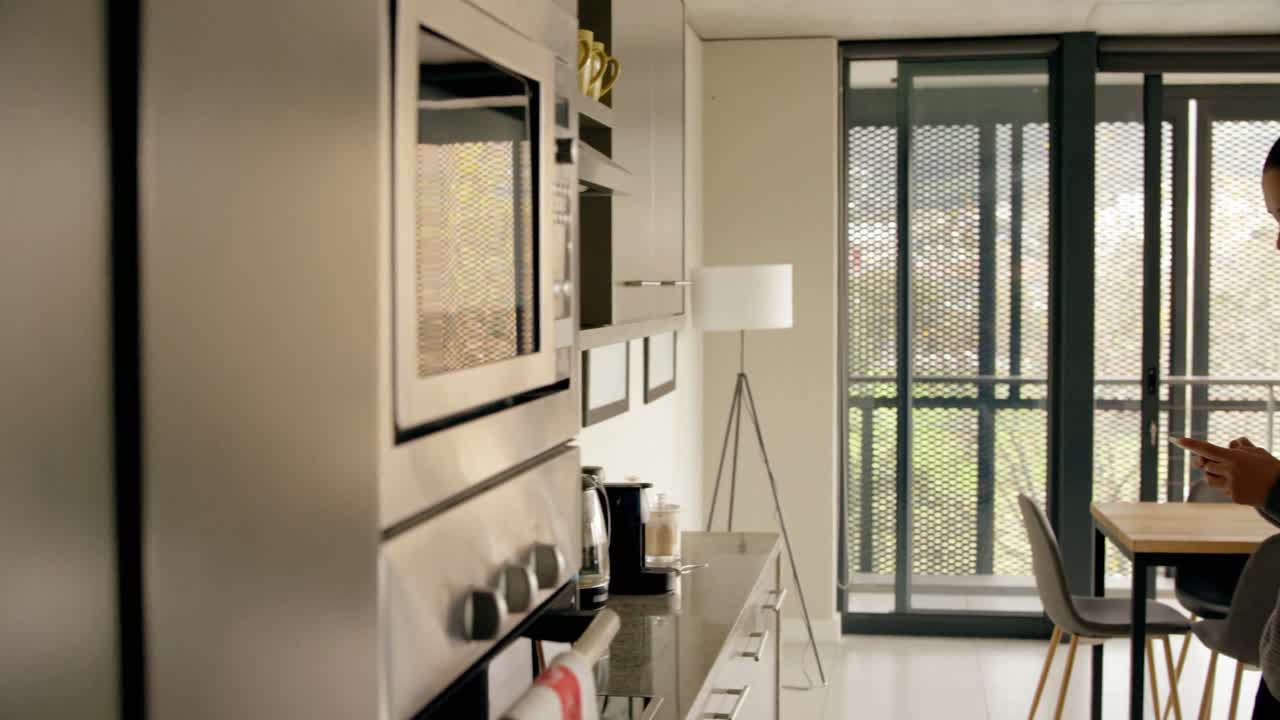 hombre usando teléfono móvil en casa 4k