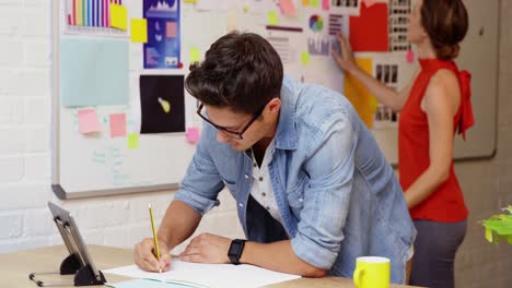 ejecutivo de negocios masculino escribiendo en un papel