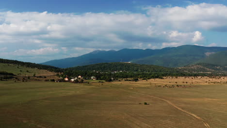 cámara aérea descendiendo al suelo en un bonito paisaje de montaña en croacia