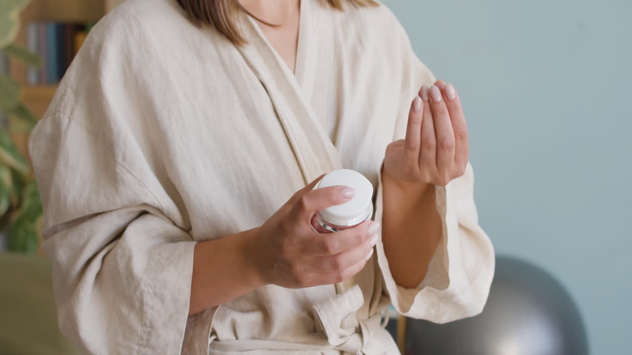 피부 관리 크림 을 적용 하는 여자