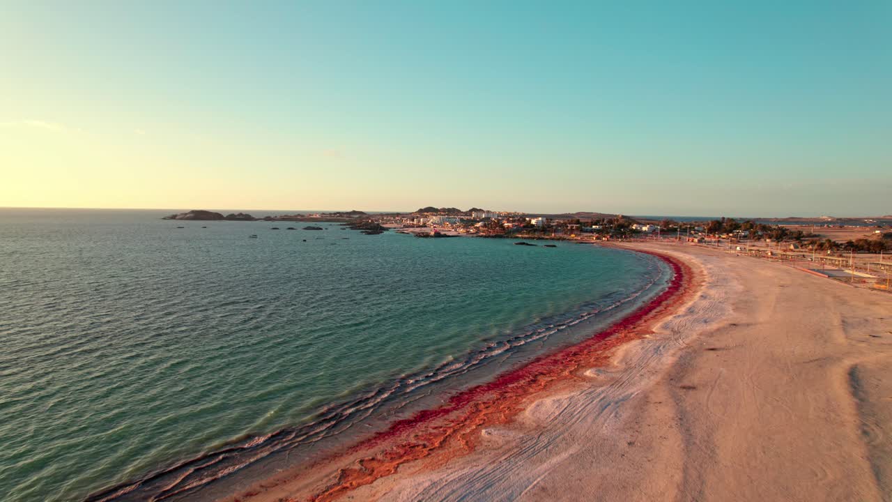vuelo de drones sobre la playa de las machas hacia la playa de bahía inglesa en la región de coquimbo, chile
