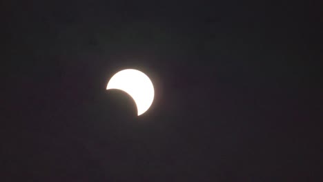 eclipse solar parcial con el lapso de tiempo de las nubes