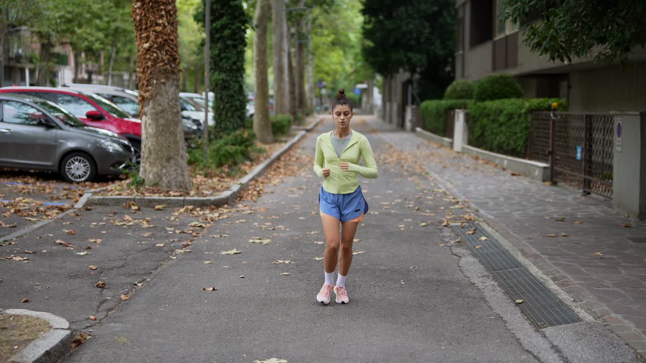 도시 거리에서 달리는 여자
