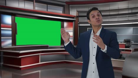 periodista indio feliz señalando para copiar el espacio y hablando