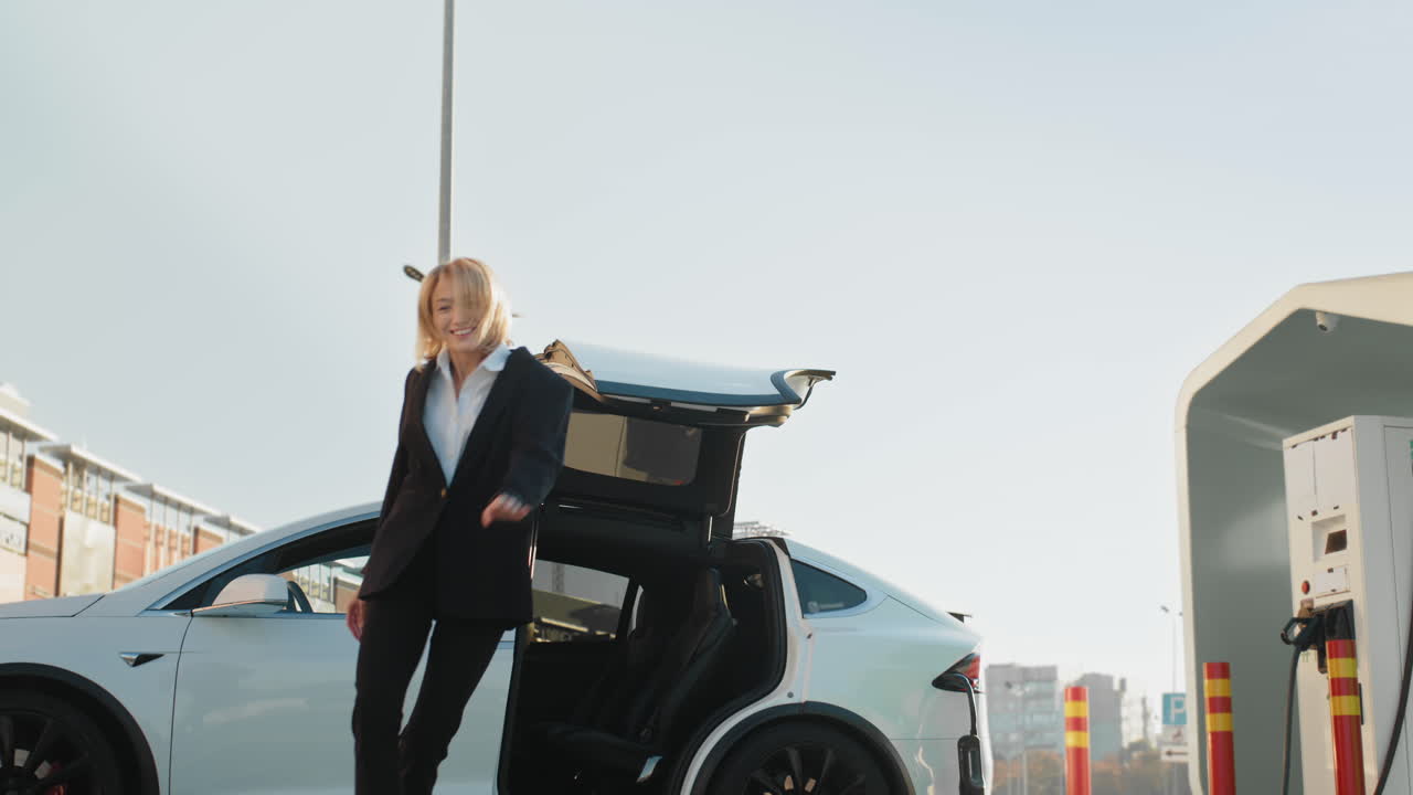 mujer disfrutando de un descanso en una estación de carga de automóviles eléctricos