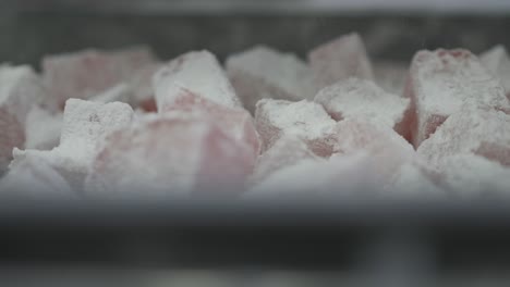 primer plano de cuadrados individuales de delicias turcas azucaradas
