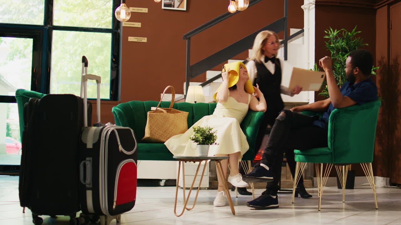 호텔 직원 들 이 호텔 손님 들 과 대화 하고 있다