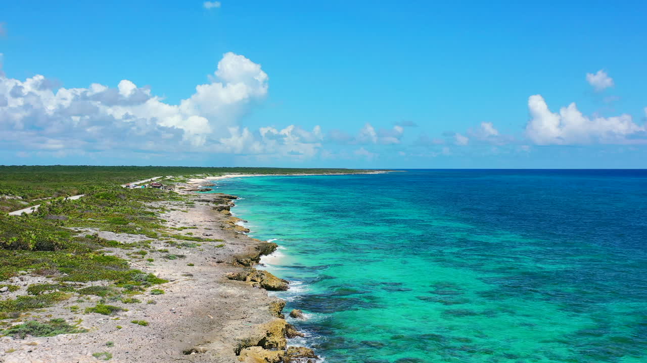 Panoramica aerea della costa dell'isola di Cozumel in una giornata tropicale e soleggiata con acqua turchese in Messico