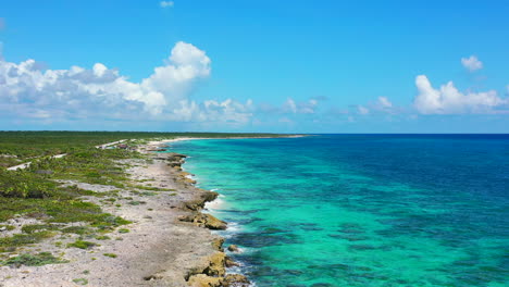 Panorámica-Aérea-De-La-Costa-De-La-Isla-De-Cozumel-En-Un-Día-Tropical-Soleado-Con-Agua-Turquesa-En-México