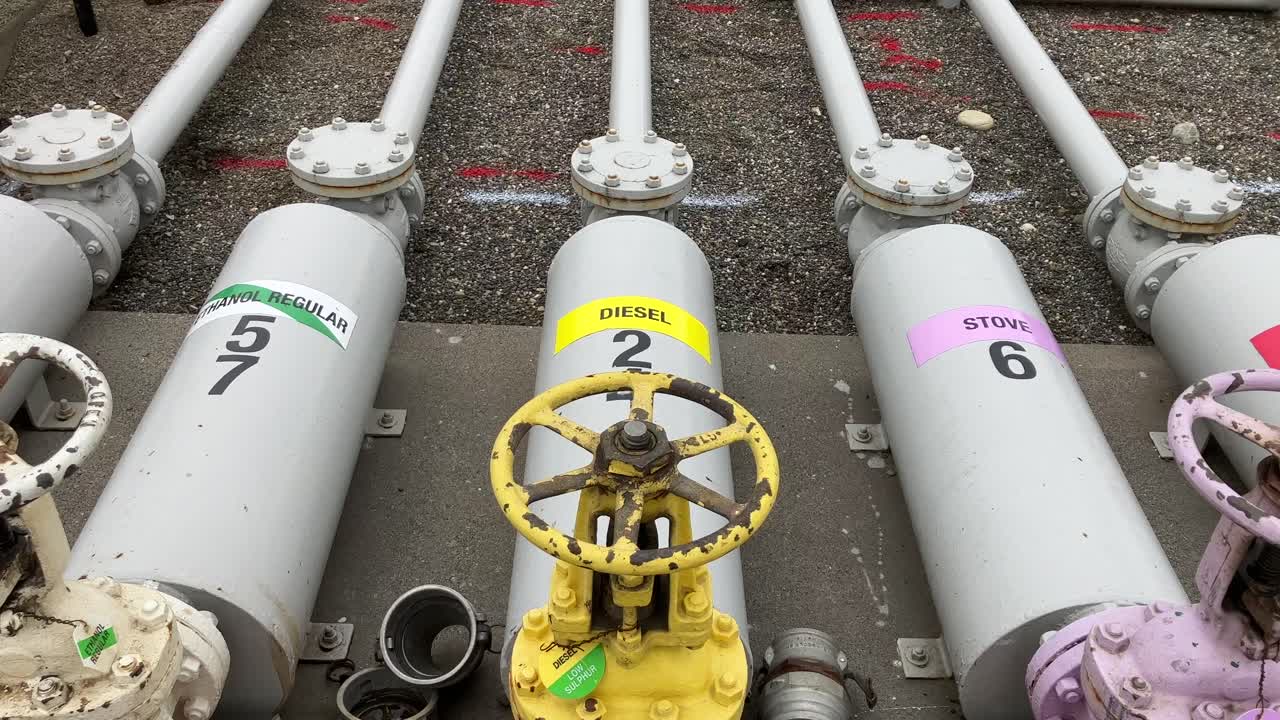 번호가 매겨지고 레이블이 지정된 연료 파이프의 패닝 샷