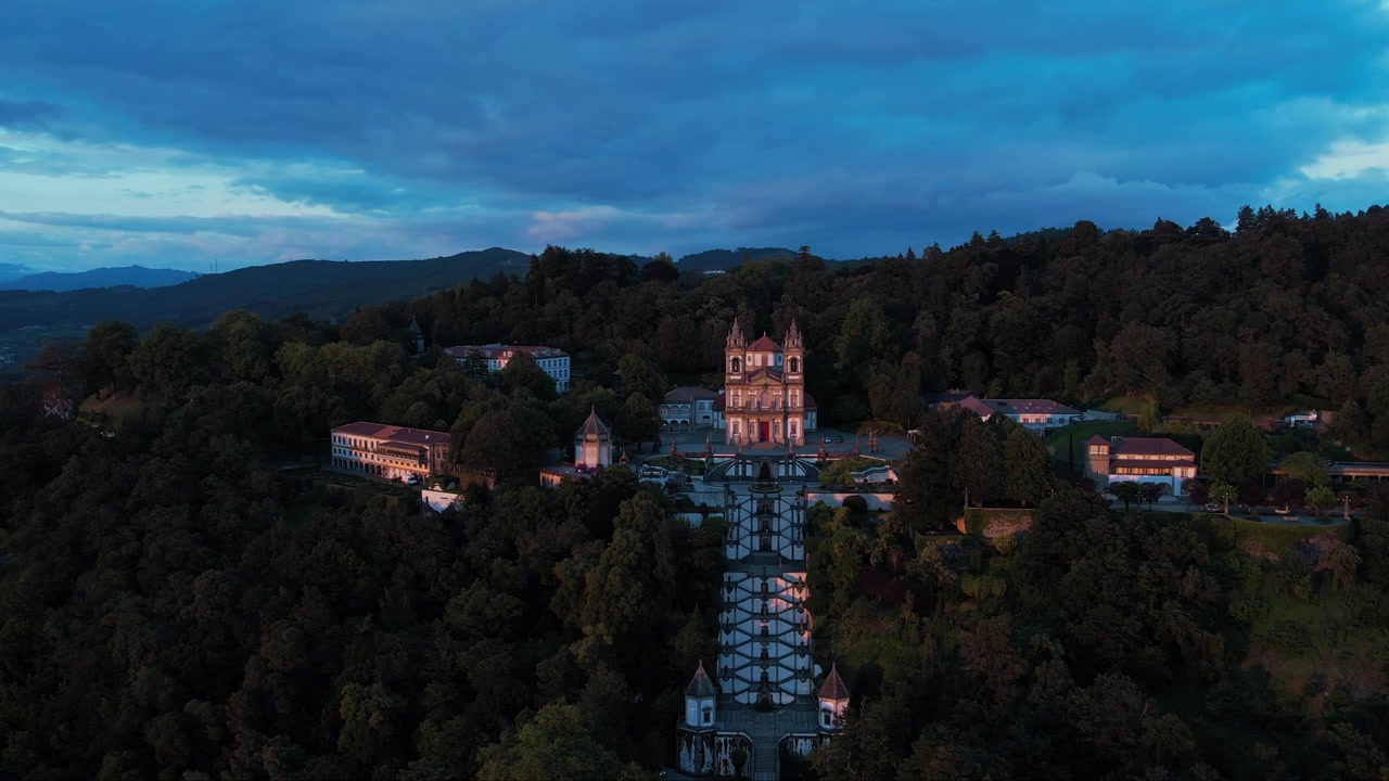 Veduta al crepuscolo di Bom Jesus do Monte a Braga, Portogallo, iconico santuario barocco.