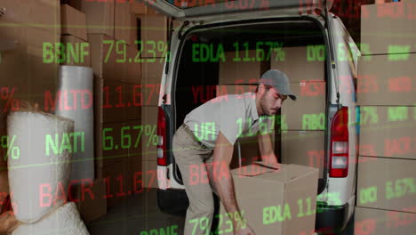 animación del procesamiento de datos sobre el hombre empacando cajas en el coche