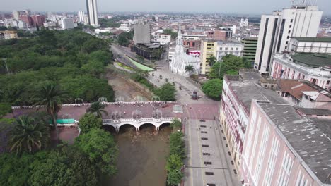 Beeindruckende-Drohnenansicht-Des-Pulsierenden-Stadtzentrums-Von-Cali