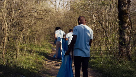 Diversas-Personas-Trabajando-Como-Activistas-Para-Limpiar-El-Bosque-De-Basura.