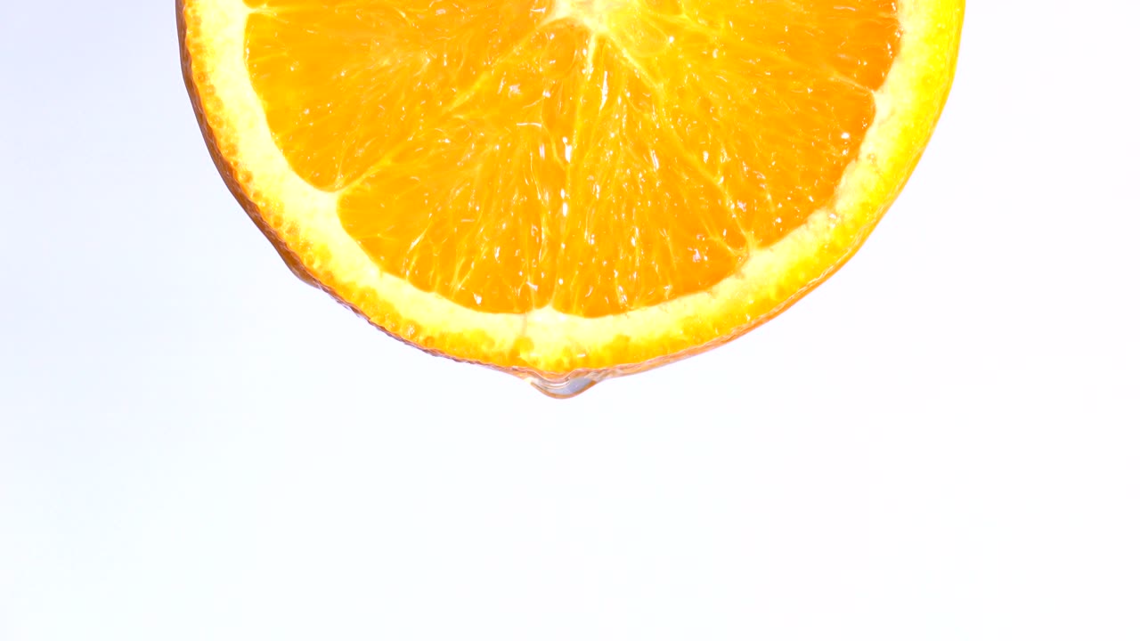 오렌지 조각에 물이나 기름을 떨어뜨리는 식단과 건강한 음식에 대한 과일