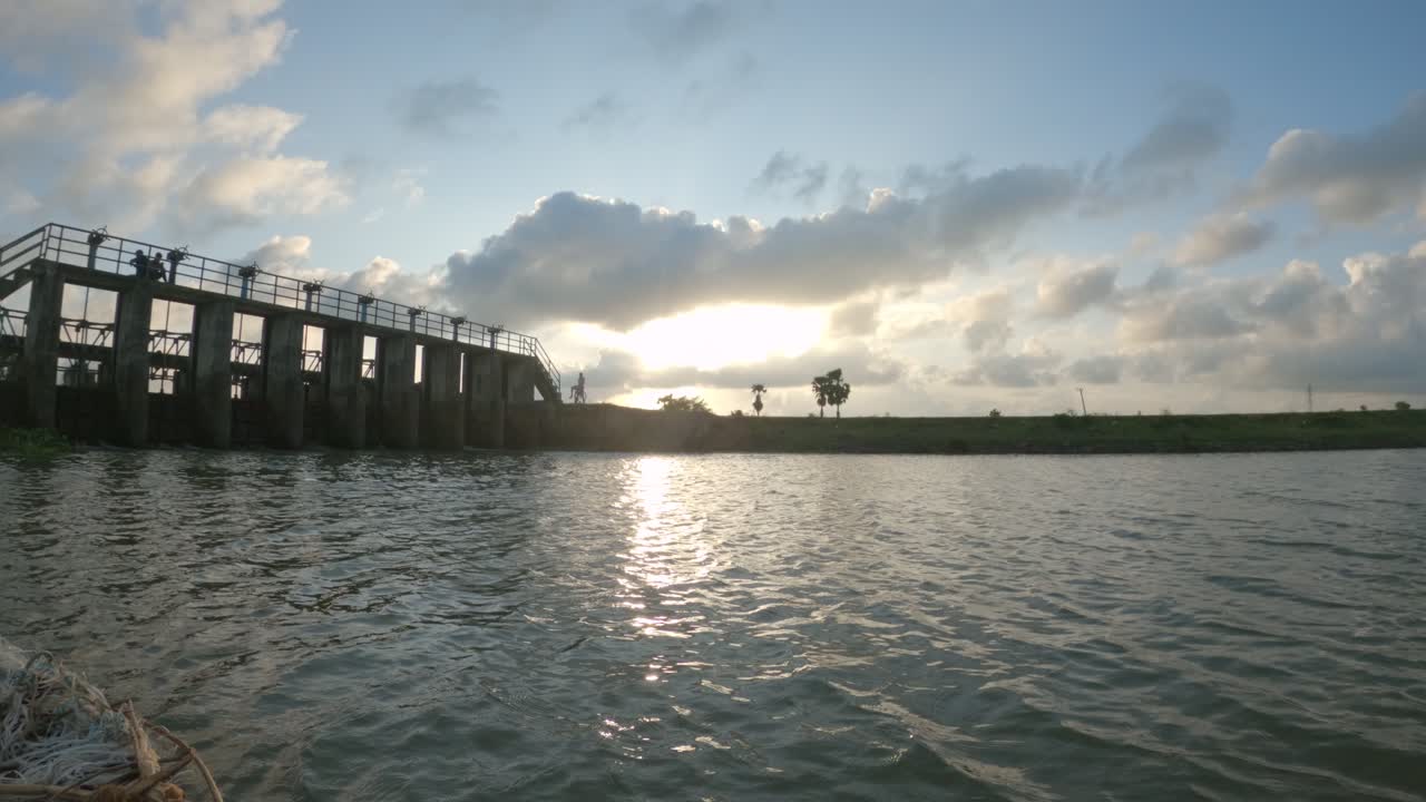 사람들과 작은 다리 뒤에 일몰의 timelapse