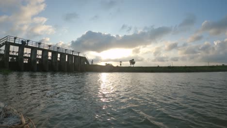 Zeitraffer-Des-Sonnenuntergangs-Hinter-Einer-Kleinen-Brücke-Mit-Menschen