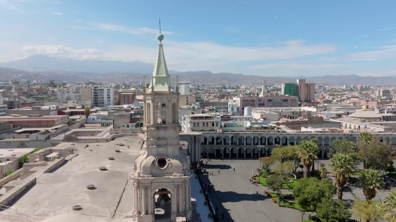 presenciar una magnífica vista panorámica de las torres de la catedral de arequipa en una emocionante panorámica de izquierda a derecha, con el imponente volcán de niebla en el fondo