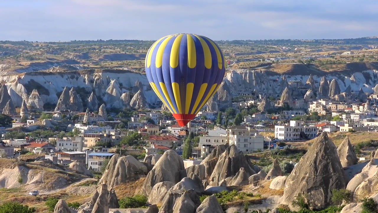 Balão de Ar Quente Voando Sobre a Paisagem da Capadócia.