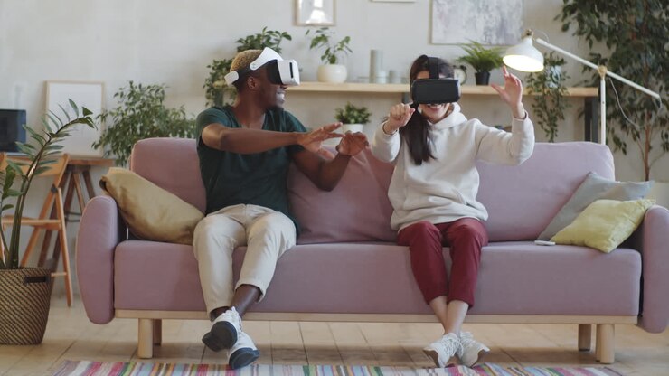 Coppia eterogenea entusiasta che usa visori VR a casa