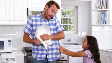 Hija-Quiere-Hablar-Con-Su-Padre-Llamando-Por-Teléfono