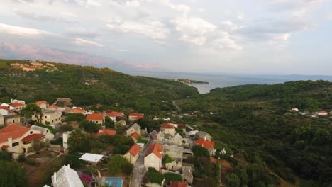 Punto-De-Vista-Aéreo-En-Movimiento-Desde-La-Ciudad-Que-Va-Al-Mar-En-La-Isla-Croacia-De-Sumartin-Brac