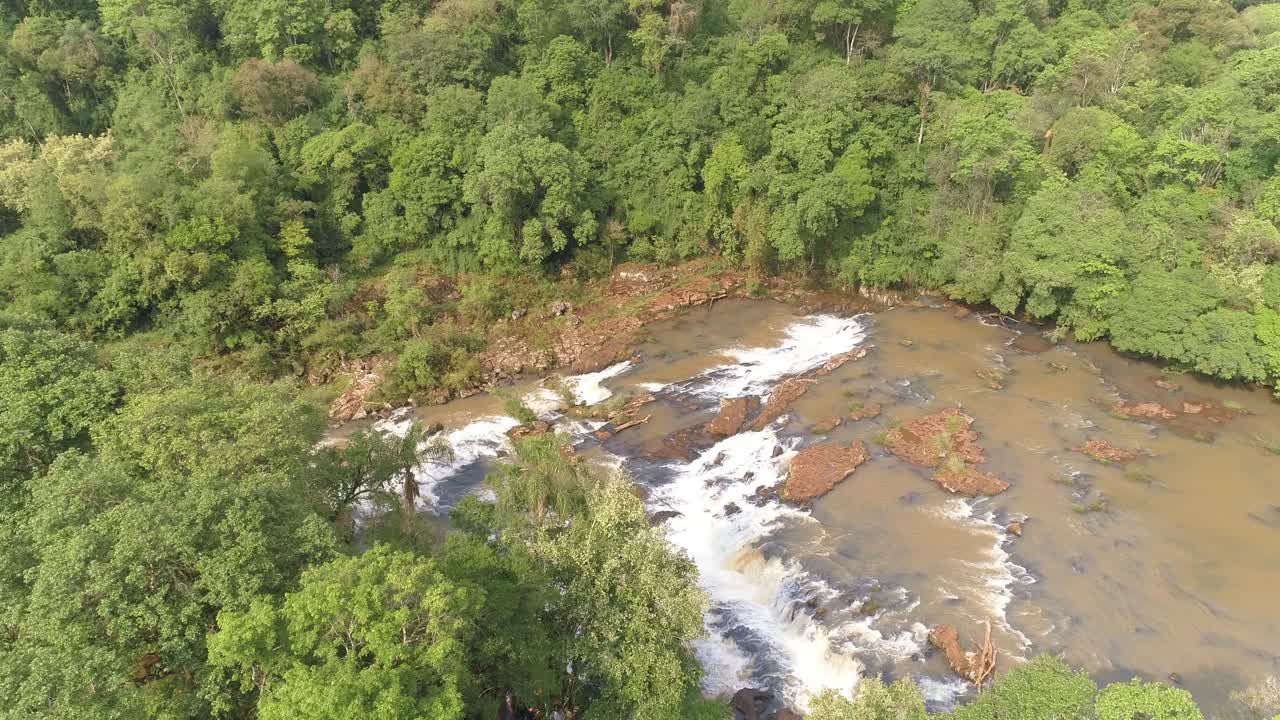 남아메리카의 정글 한가운데에 있는 폭포