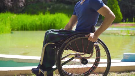 primer plano de una persona discapacitada en silla de ruedas.