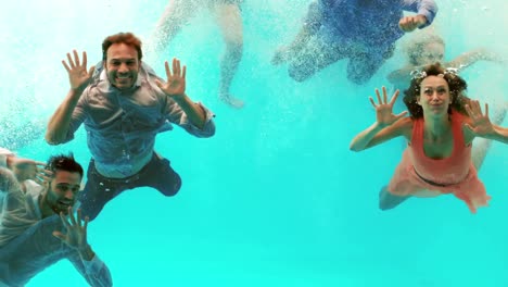 amigos felices nadando bajo el agua