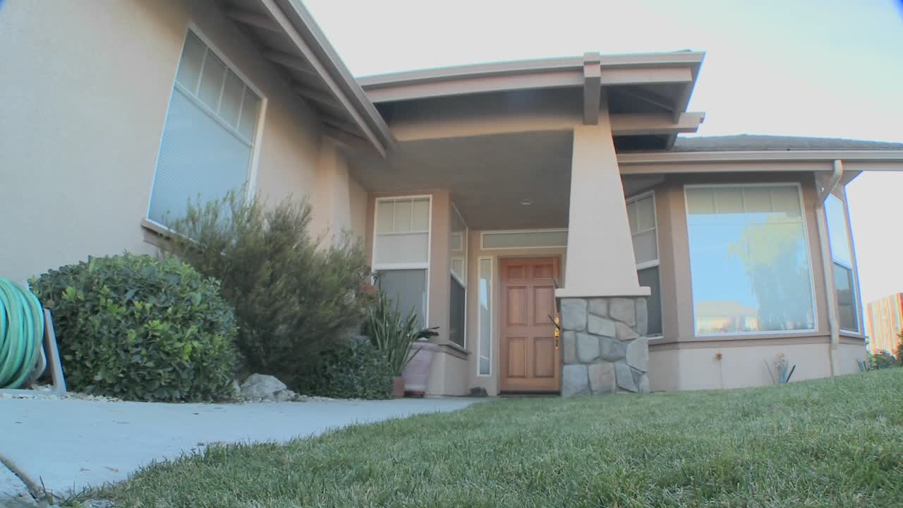 팔짱을 낀 경찰이 집에서 마약을 급습하다 6