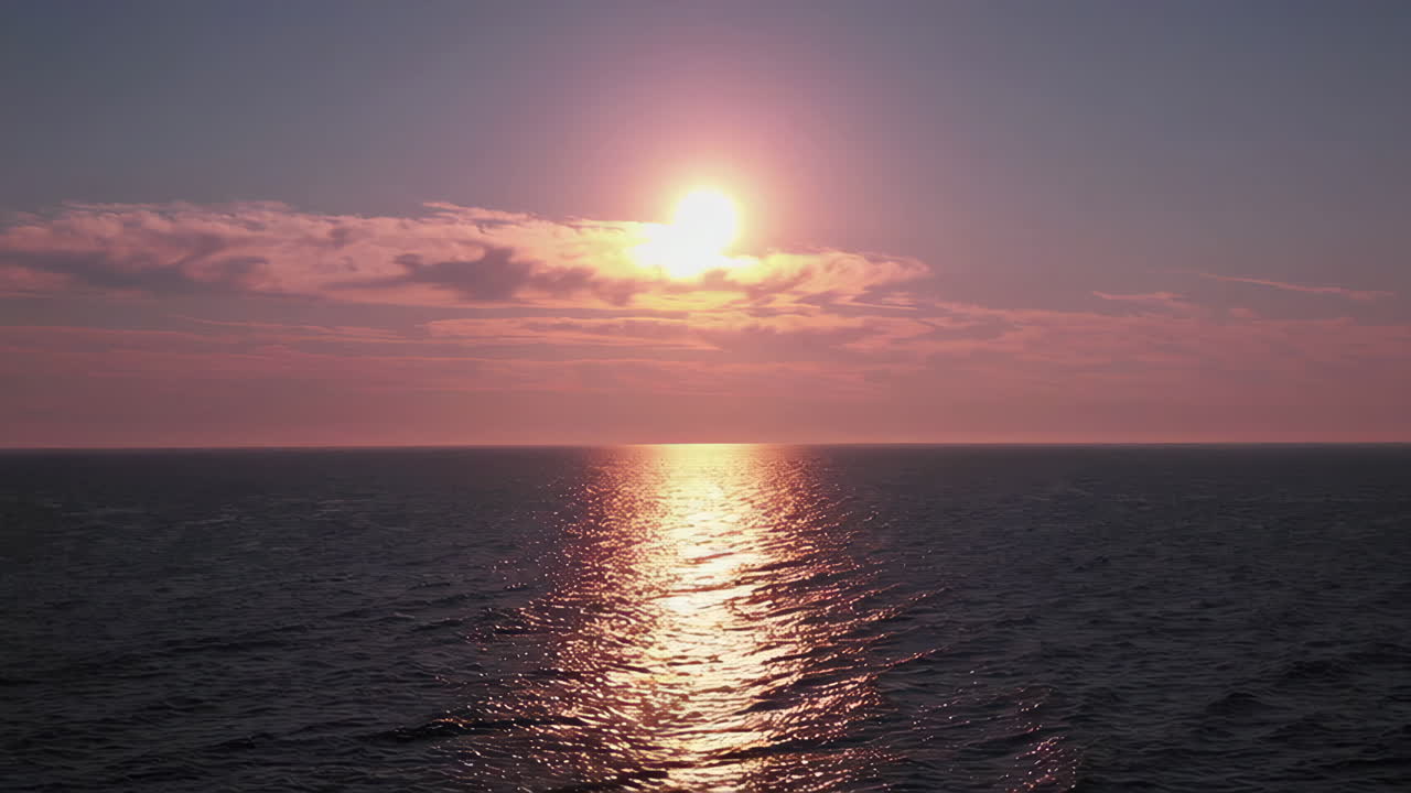 바다 위에 해가 지는 것