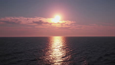 puesta de sol sobre el océano