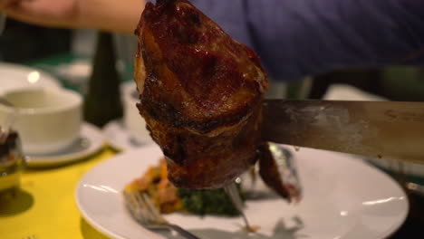 rebanar bistec al estilo brasileño en un plato