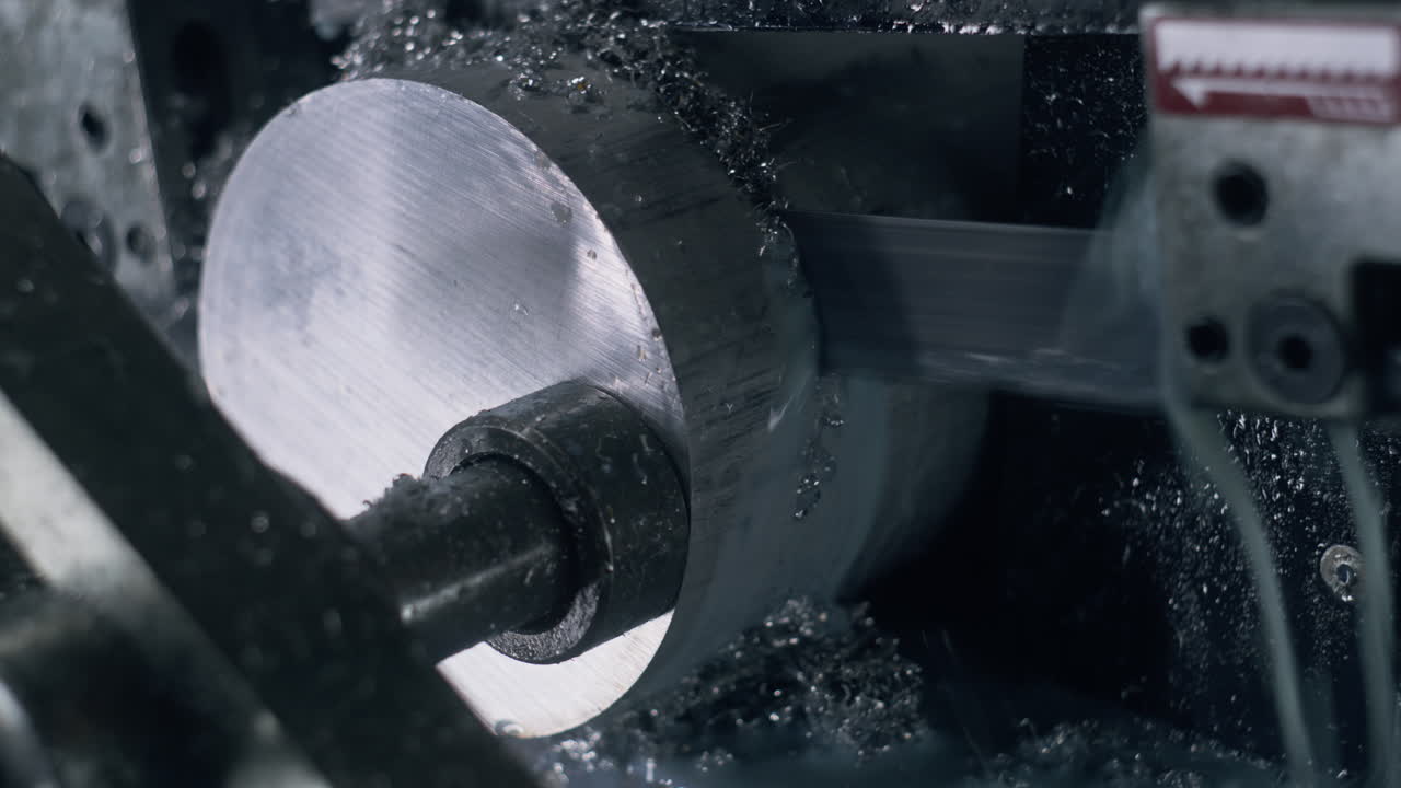 밴드 사는 강철 파이프를 절단하고 냉각 액체를 사용합니다.