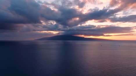 Luftaufnahmen-Des-Orangefarbenen-Sonnenuntergangs-Hinter-Der-Lanai-Insel-Mit-Segelbooten