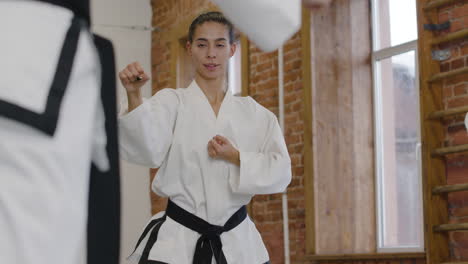maestro enseñando los movimientos en el dojo