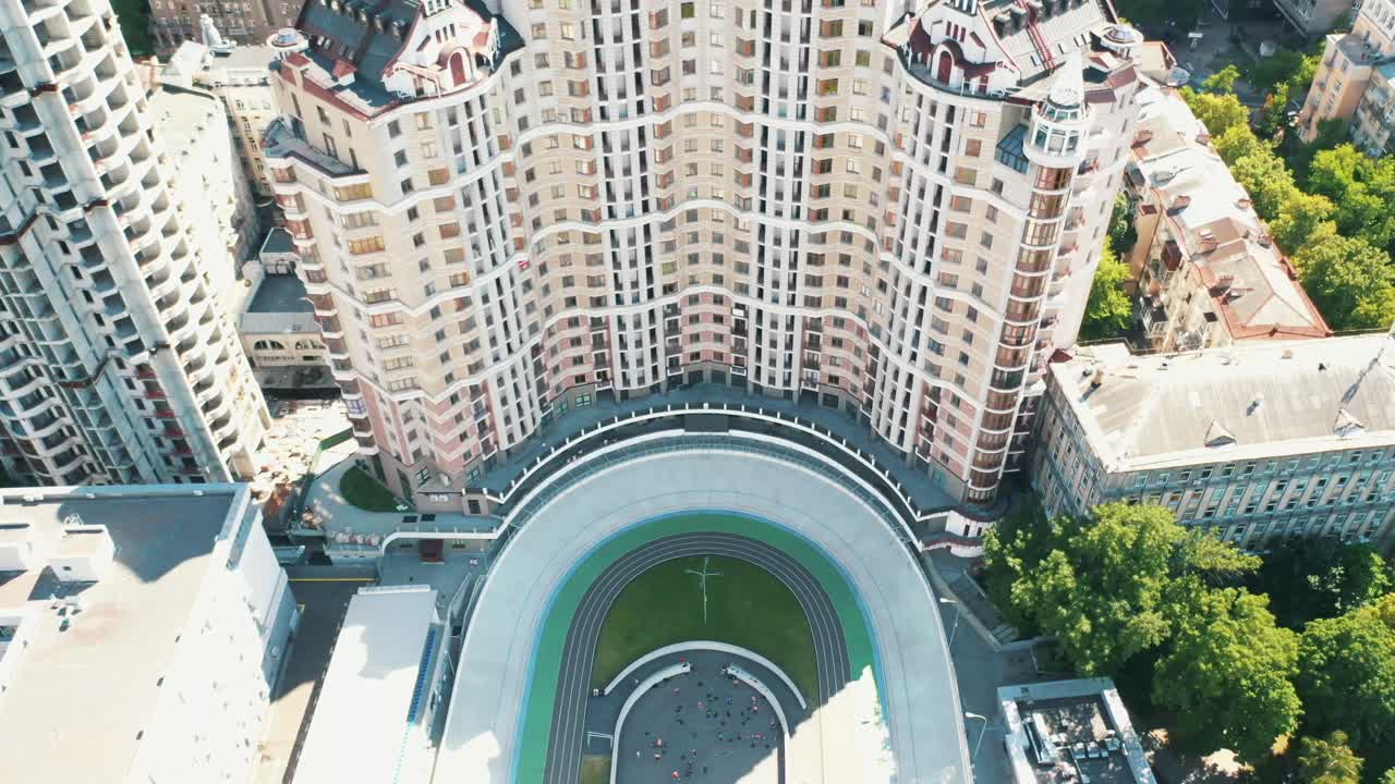 vista aérea del paisaje urbano con pista de ciclismo y apartamentos