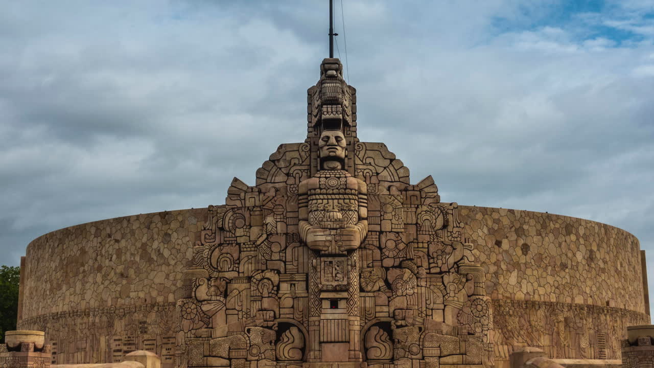 empuje en movimiento borroso lapso de tiempo del monumento a la patria en el paseo de montejo en mérida, yucatán, méxico
