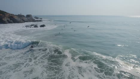 Toma-De-Drone-De-Un-Surfista-Atrapando-Una-Ola-En-Punta-Zicatela