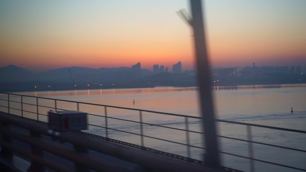 해가 지는 동안 서울의 한강을 가로지르는 다리