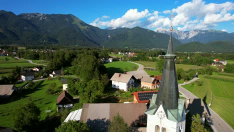 Este-Es-Un-Hermoso-Y-Aleatorio-Pueblo-Filmado-En-El-Campo-De-Eslovenia