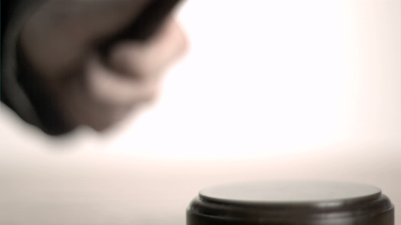 손으로 스로우 모션으로 망치를 러서 내려놓으세요.