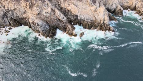 Vista-Del-Acantilado,-El-Mar-Y-Las-Olas-En-La-Costa-De-Oaxaca