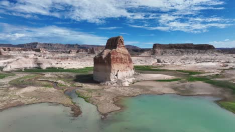 Roca-Solitaria-En-El-Lago-Powell,-área-Recreativa-Nacional-De-Glen-Canyon,-Arizona,-Ee.uu.---Toma-Aérea-De-Drones